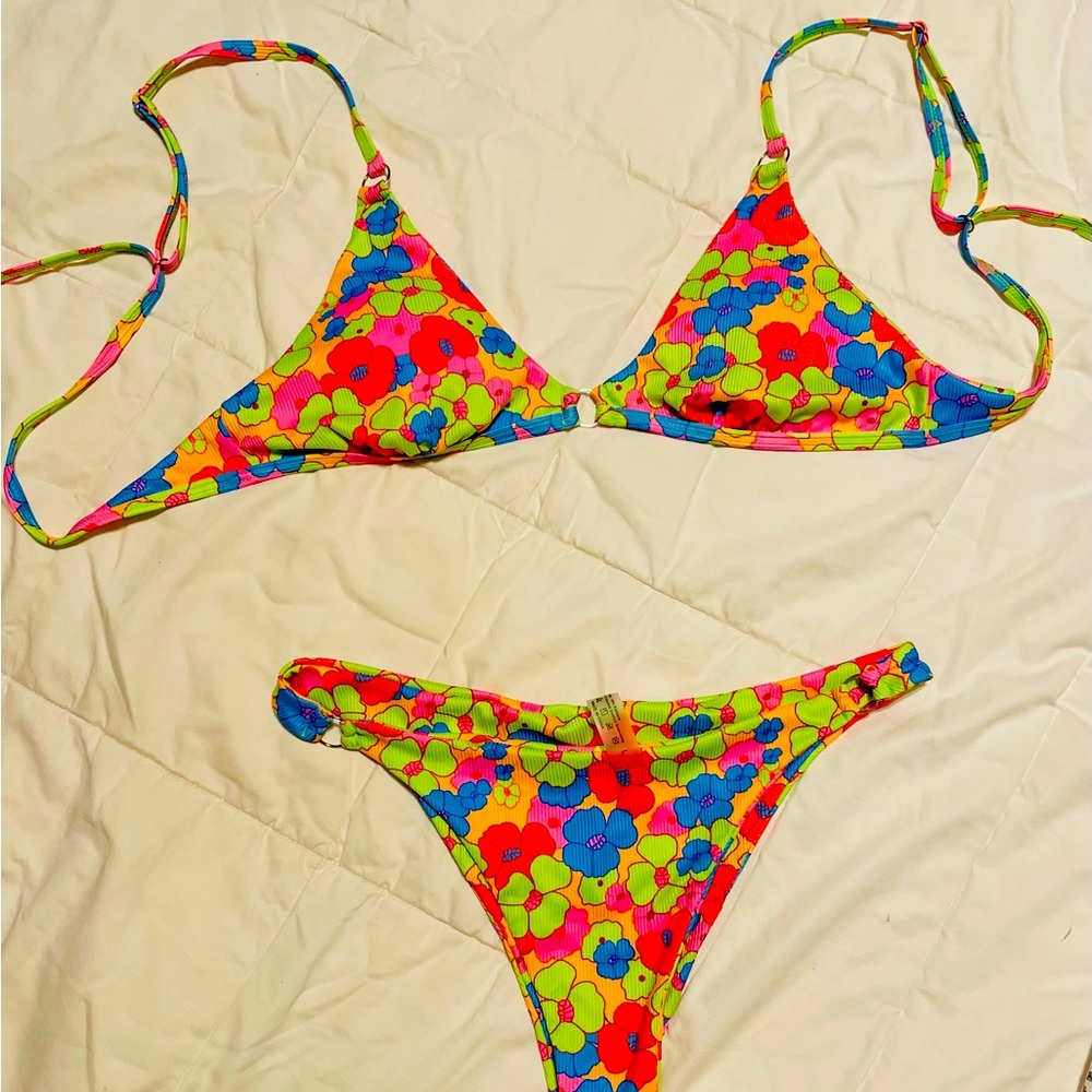 NWOT   LG   FLORAL BRIGHT BEAUTIFUL COLORS